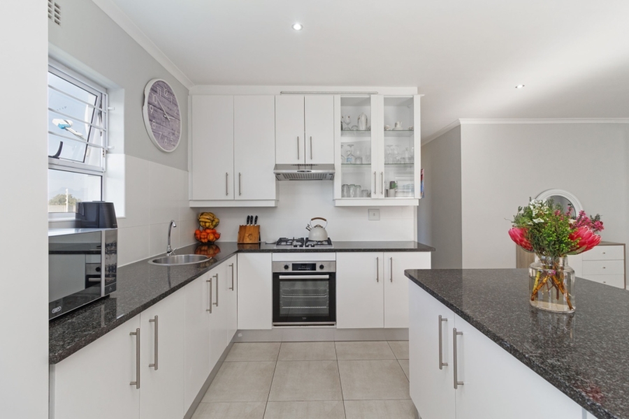 To Let 4 Bedroom Property for Rent in Sunningdale Western Cape